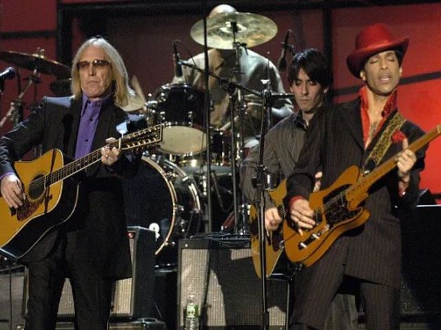 Prince, Tom Petty, Steve Winwood, Jeff Lynne - While My Guitar Gently Weeps